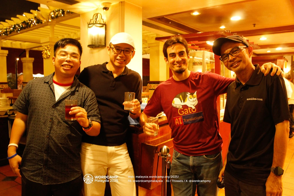 Leo con Dee, Ben y YL, organizadores de la WordCamp Malasia, en la fiesta de ponentes